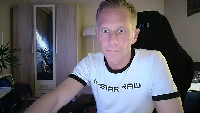 Snapshot of slaveboy2016@xh chatting on 06/09/26, 09:16 slaveboy2016xh online show from 06/09/26, 09:16
