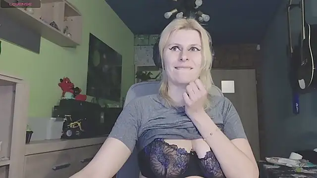 Snapshot of karmija chatting on 02/15/25, 10:52 karmija online show from 02/15/25, 10:52