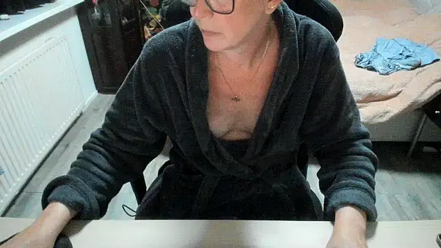 minoesje37 online show from 11/02/25, 08:14