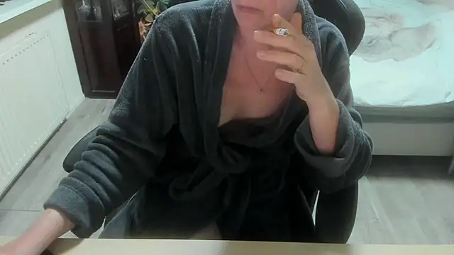 minoesje37 online show from 04/11/26, 07:50