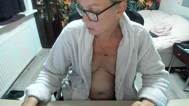 minoesje37 online show from 09/10/25, 07:24