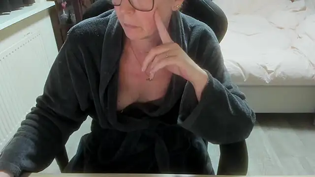 minoesje37 online show from 02/18/26, 08:38