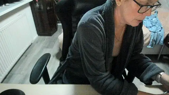 minoesje37 online show from 11/01/25, 08:25