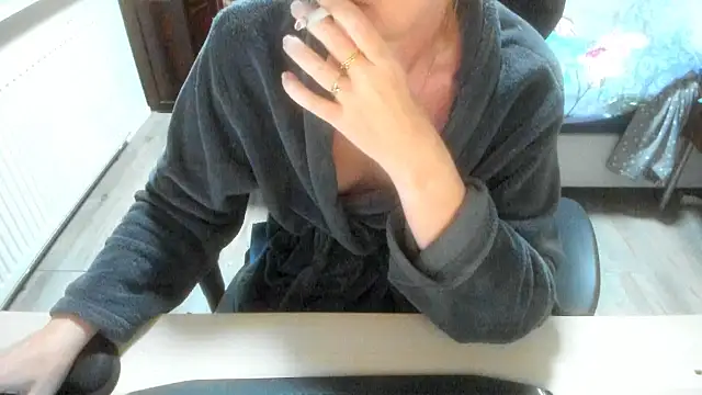 minoesje37 online show from 11/25/25, 08:42