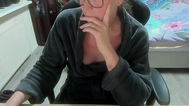 minoesje37 online show from 03/02/26, 08:38