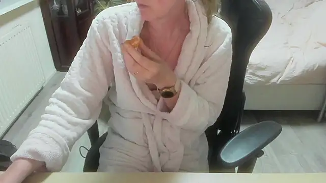 minoesje37 online show from 03/22/26, 08:32