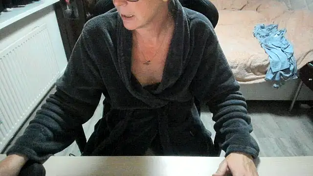 minoesje37 online show from 11/03/25, 08:34