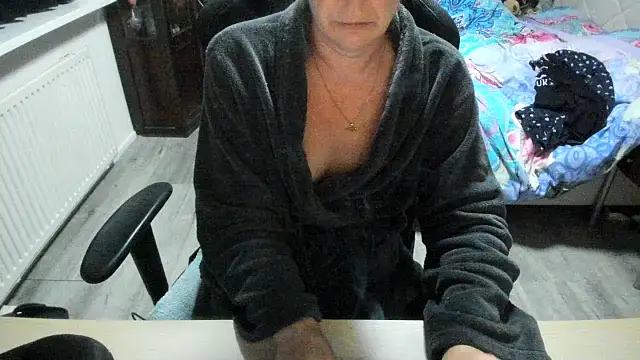 minoesje37 online show from 11/10/25, 08:25