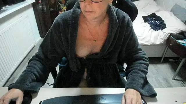 minoesje37 online show from 09/23/25, 07:32