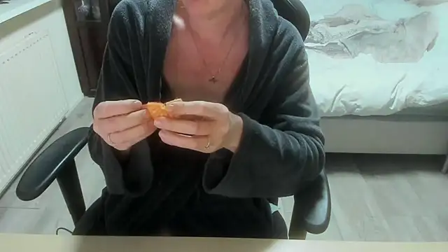 minoesje37 online show from 04/05/26, 08:15