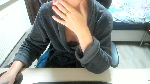 minoesje37 online show from 11/17/25, 08:24