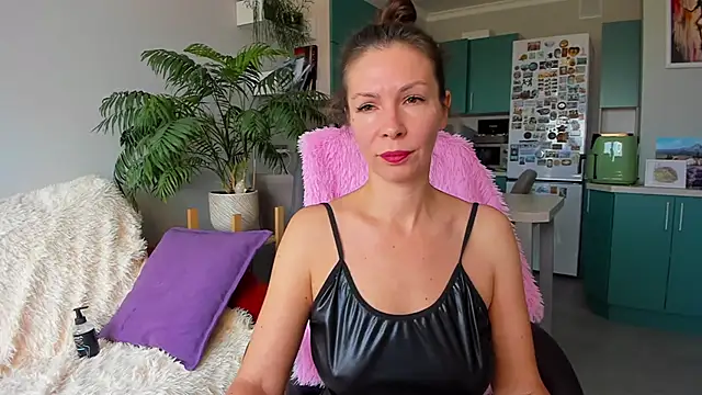 Snapshot of ChristinaGlory chatting on 10/20/25, 09:21 ChristinaGlory online show from 10/20/25, 09:21