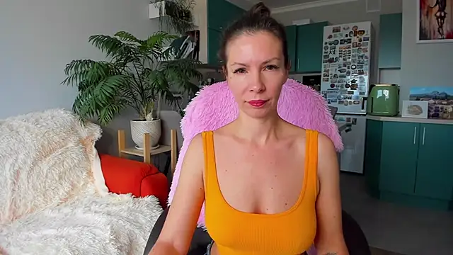 Snapshot of ChristinaGlory chatting on 10/23/25, 07:40 ChristinaGlory online show from 10/23/25, 07:40