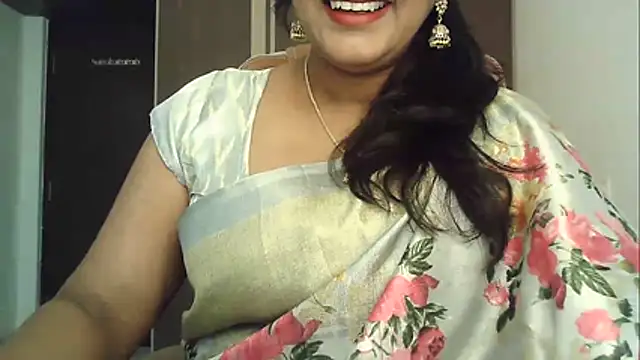 Snapshot of Spandana_Sweety chatting on 10/18/25, 06:04 Spandana Sweety online show from 10/18/25, 06:04