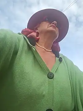 Snapshot of MucMilf59 chatting on 10/21/25, 09:52 MucMilf59 online show from 10/21/25, 09:52