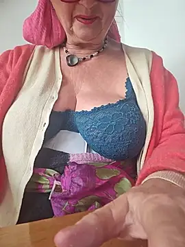 Snapshot of MucMilf59 chatting on 10/25/25, 10:14 MucMilf59 online show from 10/25/25, 10:14