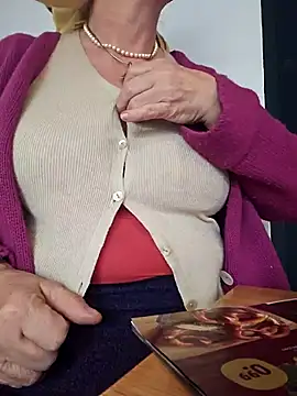 Snapshot of MucMilf59 chatting on 12/01/25, 11:00 MucMilf59 online show from 12/01/25, 11:00