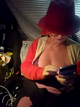 Snapshot of MucMilf59 chatting on 10/19/25, 07:27 MucMilf59 online show from 10/19/25, 07:27