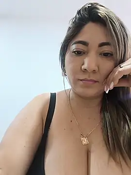 Snapshot of kendra_fire chatting on 05/13/26, 02:13 kendra fire online show from 05/13/26, 02:13