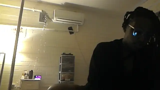 Xochillovemoney2 online show from 05/04/26, 12:03