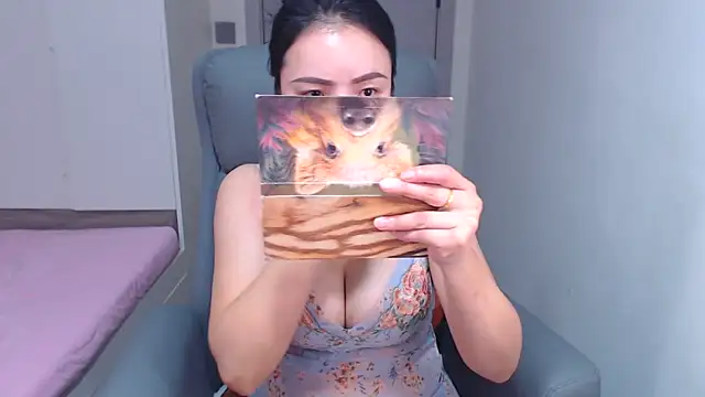 Snapshot of hianne chatting on 02/11/25, 11:42 hianne online show from 02/11/25, 11:42