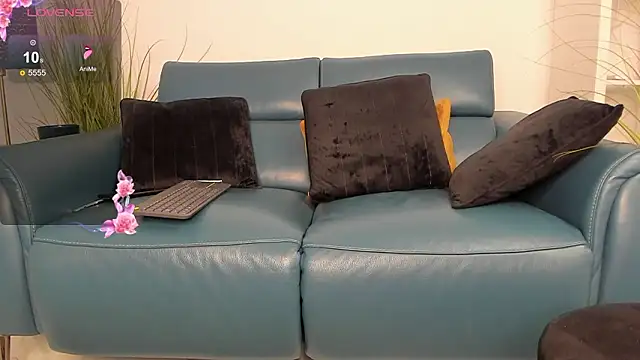 Snapshot of _queens_of_fetish chatting on 02/14/26, 10:37 queens of fetish online show from 02/14/26, 10:37