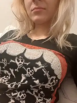 YogisticJuli666 online show from 10/20/25, 04:58