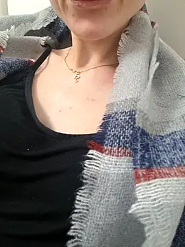 YogisticJuli666 online show from 11/17/25, 08:40