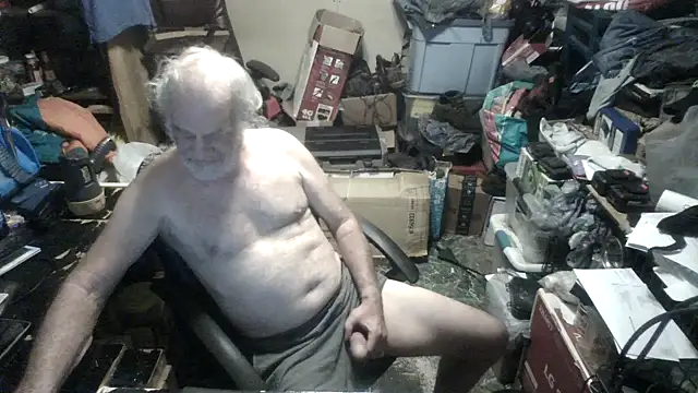 Snapshot of russtee chatting on 09/25/25, 06:25 russtee online show from 09/25/25, 06:25