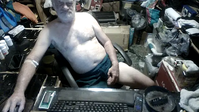 Snapshot of russtee chatting on 10/06/25, 07:25 russtee online show from 10/06/25, 07:25