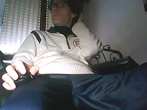Snapshot of Moro_ra chatting on 05/18/26, 11:26 Moro ra online show from 05/18/26, 11:26