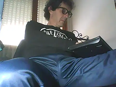 Snapshot of Moro_ra chatting on 05/14/26, 12:02 Moro ra online show from 05/14/26, 12:02