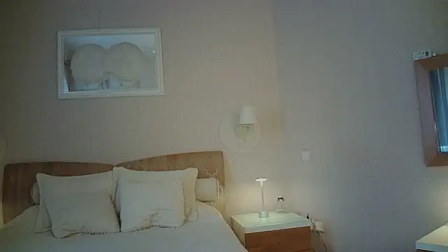 Luna Hoty online show from 12/01/25, 11:00