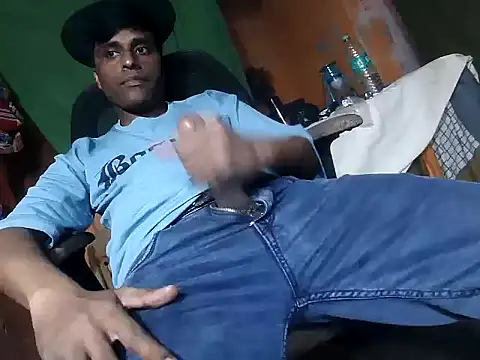 Snapshot of desiboy1101 chatting on 10/29/25, 03:38 desiboy1101 online show from 10/29/25, 03:38