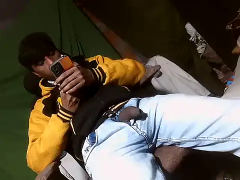 Snapshot of desiboy1101 chatting on 12/15/25, 01:50 desiboy1101 online show from 12/15/25, 01:50