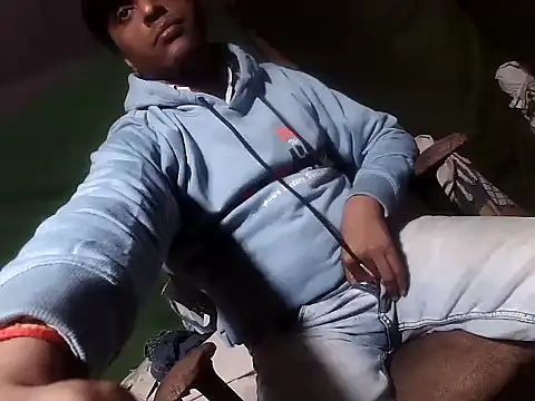 Snapshot of desiboy1101 chatting on 12/18/25, 01:26 desiboy1101 online show from 12/18/25, 01:26