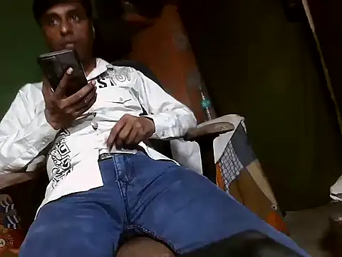 Snapshot of desiboy1101 chatting on 10/28/25, 02:05 desiboy1101 online show from 10/28/25, 02:05