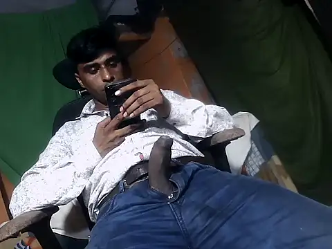 Snapshot of desiboy1101 chatting on 09/30/25, 01:17 desiboy1101 online show from 09/30/25, 01:17