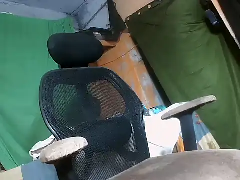 Snapshot of desiboy1101 chatting on 10/25/25, 01:45 desiboy1101 online show from 10/25/25, 01:45