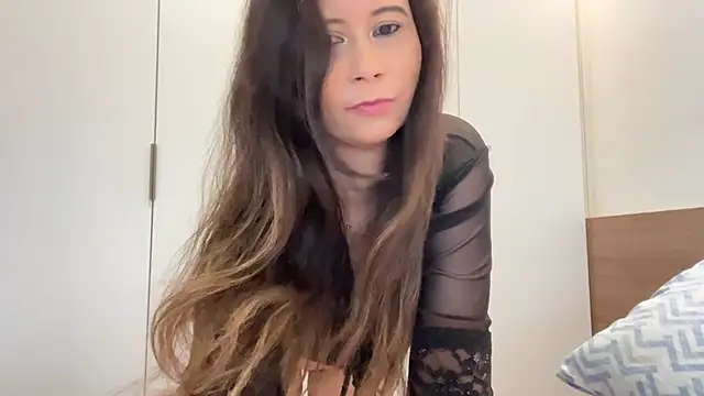 Snapshot of Leilacharlotte chatting on 07/06/26, 12:45 Leilacharlotte online show from 07/06/26, 12:45