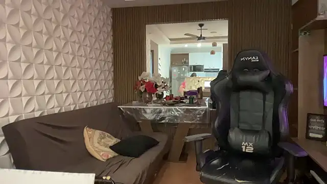 Leilacharlotte online show from 04/10/26, 12:23