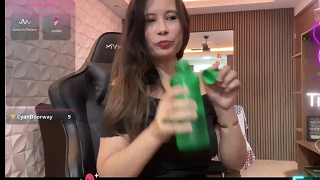 Leilacharlotte online show from 02/15/26, 09:36