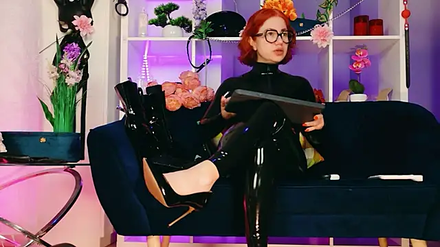 Snapshot of Ella__Kross chatting on 02/16/26, 08:02 Ella Kross online show from 02/16/26, 08:02