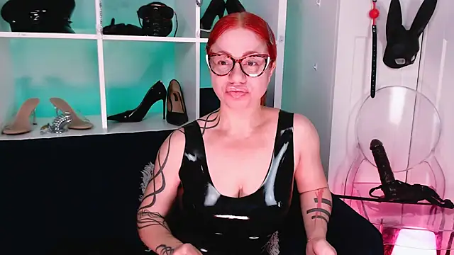 Snapshot of Ella__Kross chatting on 03/15/25, 09:30 Ella Kross online show from 03/15/25, 09:30