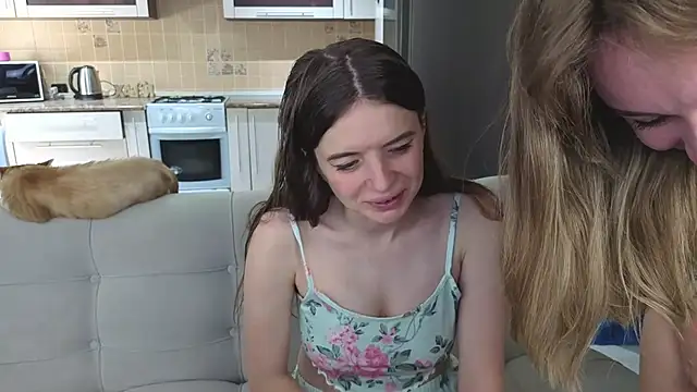 Snapshot of Naughty_Alice chatting on 06/10/26, 06:03 Naughty Alice online show from 06/10/26, 06:03