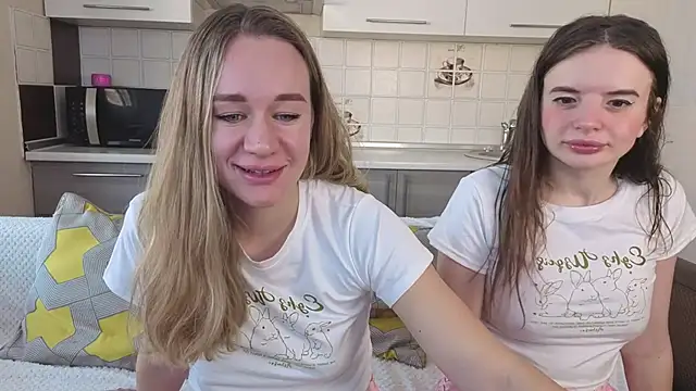 Snapshot of Naughty_Alice chatting on 11/28/25, 06:02 Naughty Alice online show from 11/28/25, 06:02