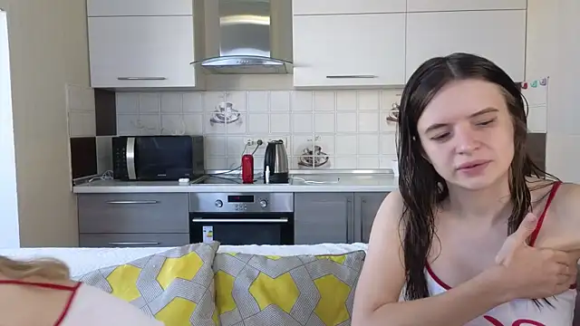 Snapshot of Naughty_Alice chatting on 09/19/25, 06:06 Naughty Alice online show from 09/19/25, 06:06