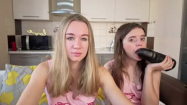 Snapshot of Naughty_Alice chatting on 09/22/25, 06:19 Naughty Alice online show from 09/22/25, 06:19