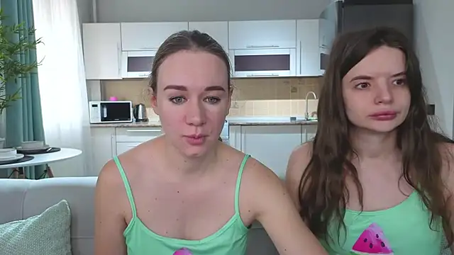 Snapshot of Naughty_Alice chatting on 12/17/25, 05:56 Naughty Alice online show from 12/17/25, 05:56