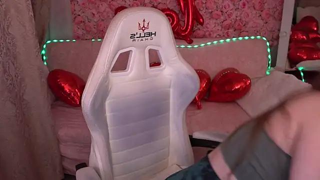 MiaRedFox online show from 02/19/26, 06:43